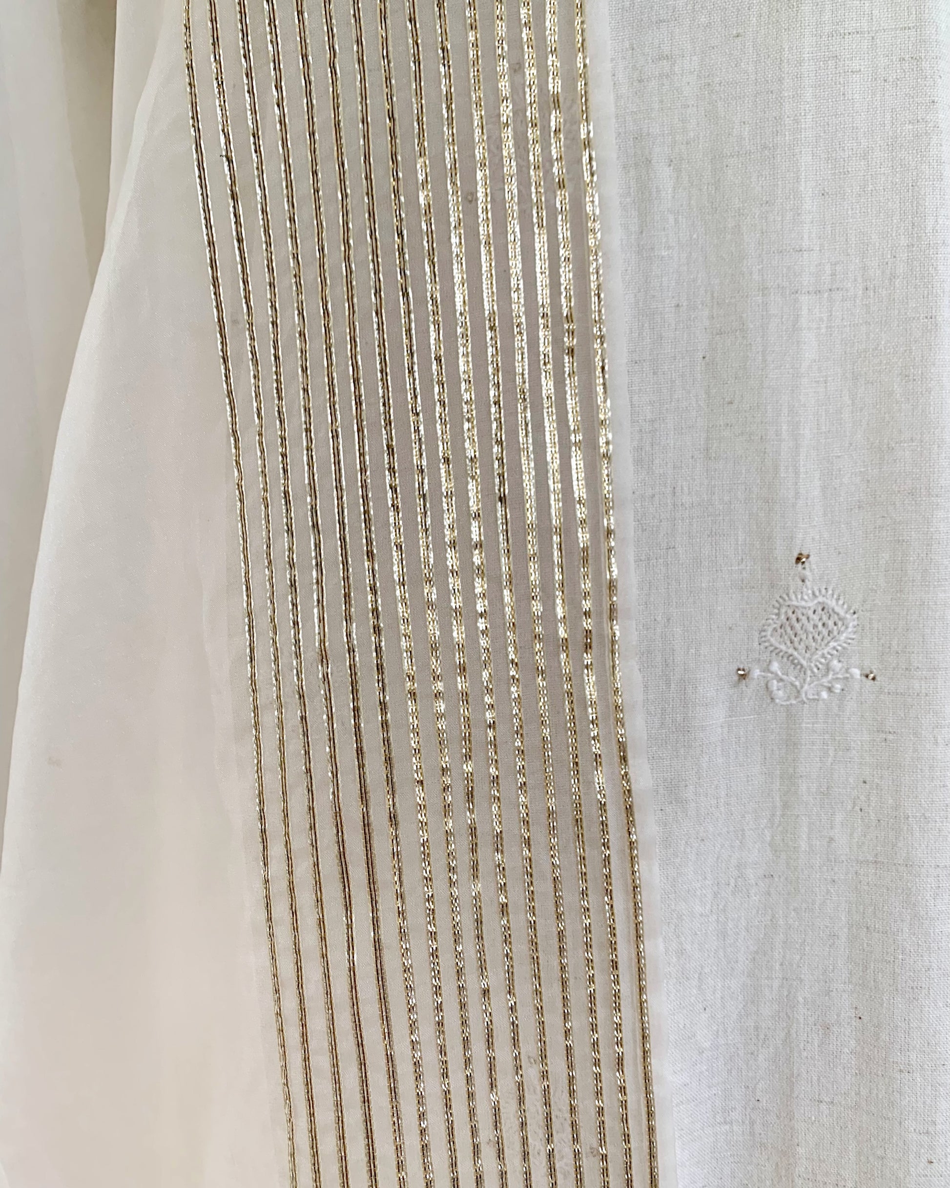 Kurta Set Chikankari - Ivory / Gold / Silver